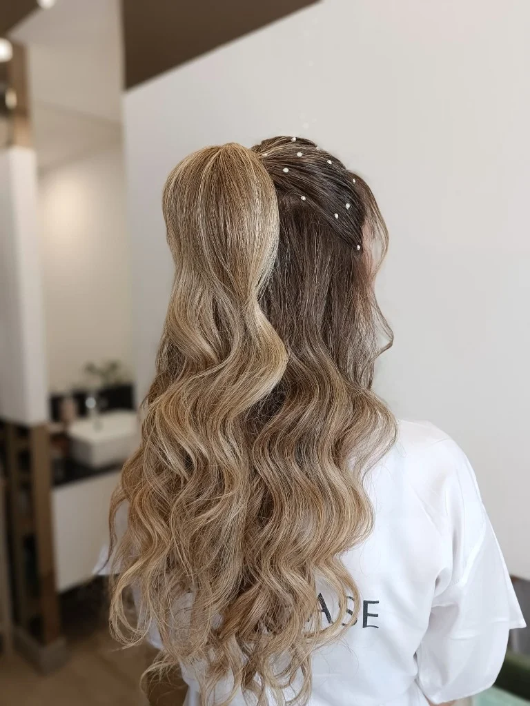 Penteado meio preso com perolas e madeixas no salão Hélia Dias