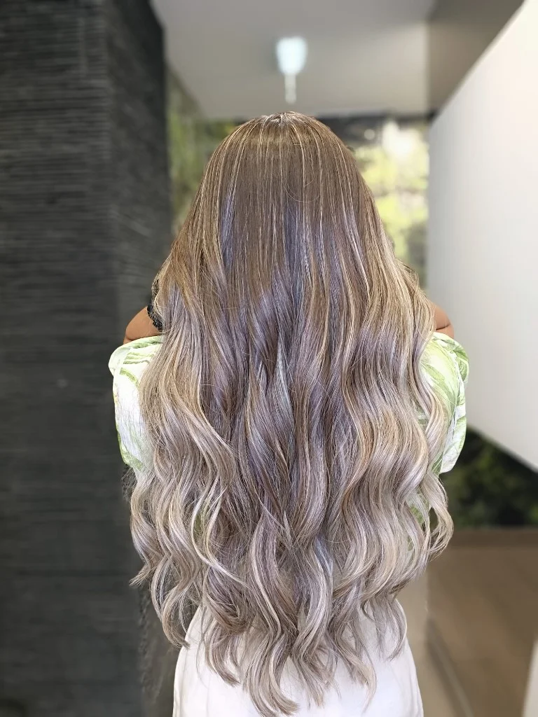 Cabelo com balayage e madeixas após o tratamento no salão