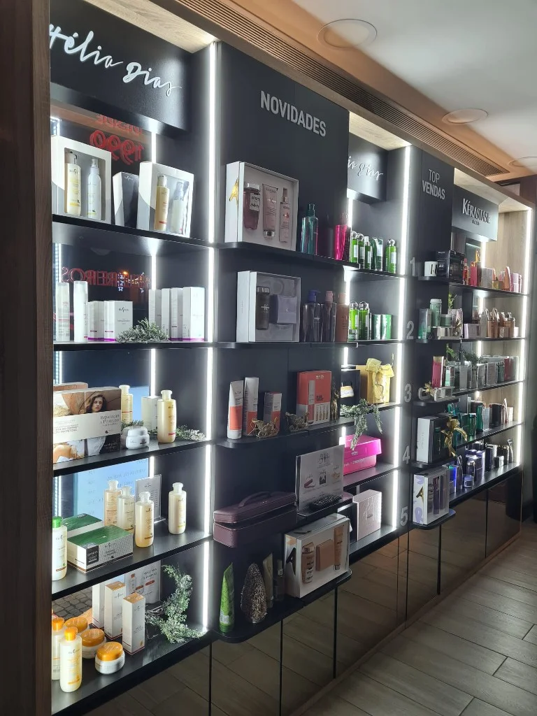 Vitrine de produtos profissionais no salão Hélia Dias